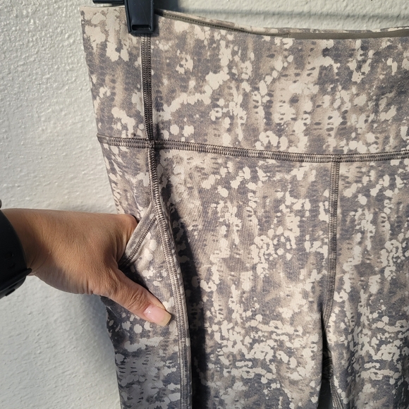 Lululemon Invigorate High Rise Tight Legging 25" Size 10 In Gritstone White Opal - Picture 3 of 14